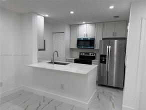 9726 Hammocks Blvd in Miami, FL - Foto de edificio - Building Photo