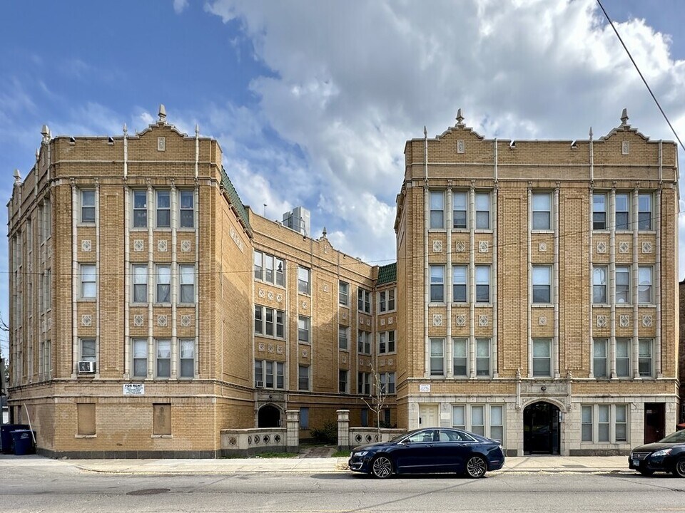 4257 W Addison St in Chicago, IL - Building Photo