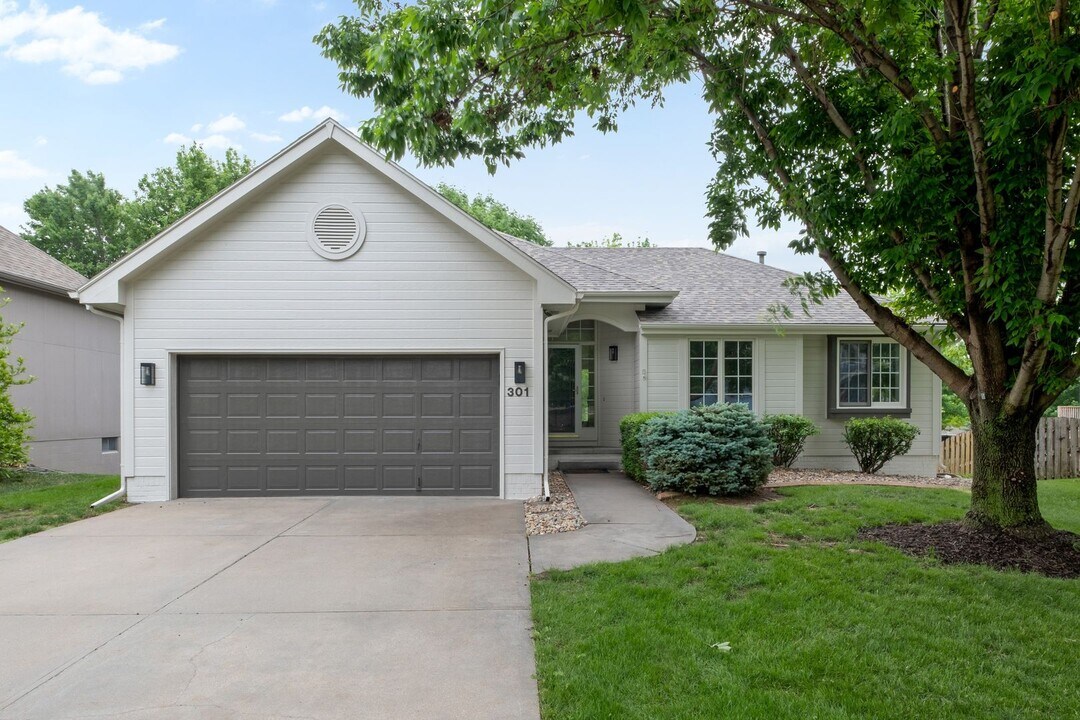 301 Castle Pine Dr in Papillion, NE - Building Photo