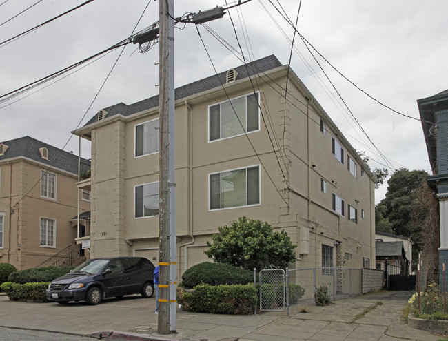 221 Wayne Ave in Oakland, CA - Building Photo - Building Photo