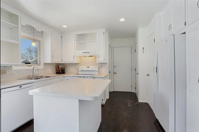 property at 2165 Allouez Ave