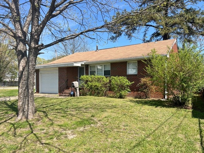 718 Powhatan Pkwy in Hampton, VA - Building Photo - Building Photo