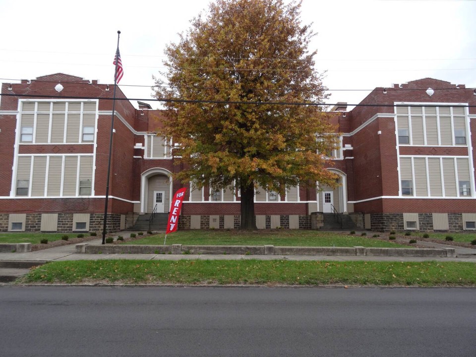 Craig School Apartments in Uniontown, PA - Building Photo