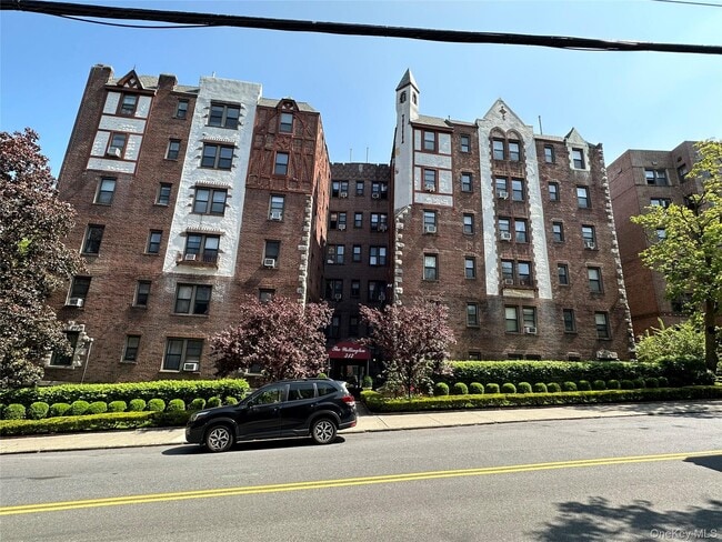 312 Main St in White Plains, NY - Building Photo - Building Photo