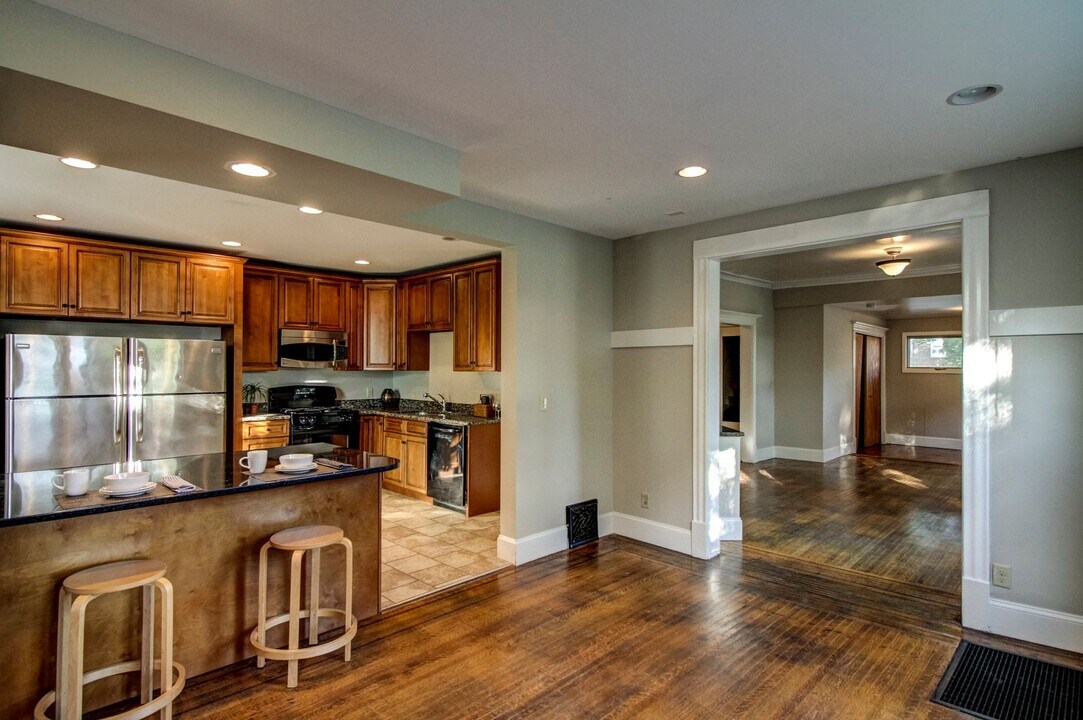 301 5th Ave SE in Minneapolis, MN - Building Photo