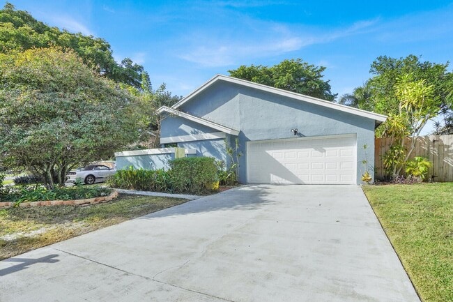 940 Rainberry Lake Dr in Delray Beach, FL - Building Photo - Building Photo