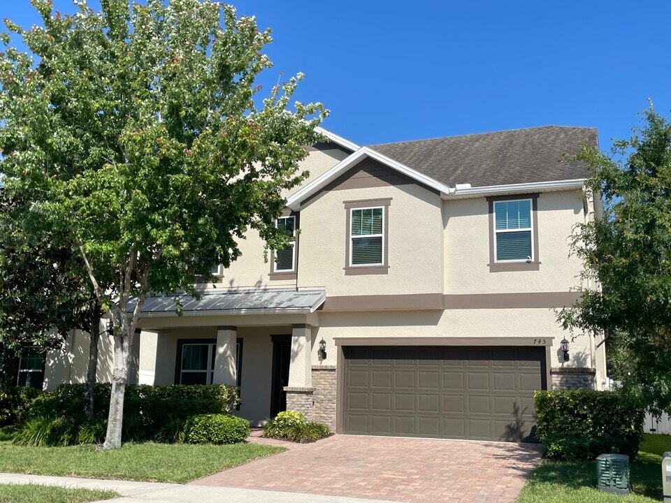 745 Marsh Reed Dr in Oakland, FL - Building Photo