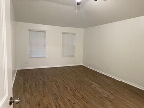 958 Oak Glen Dr in Willis, TX - Foto de edificio - Building Photo