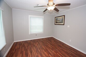 2422 Lone Oak Rd in Houston, TX - Foto de edificio - Building Photo