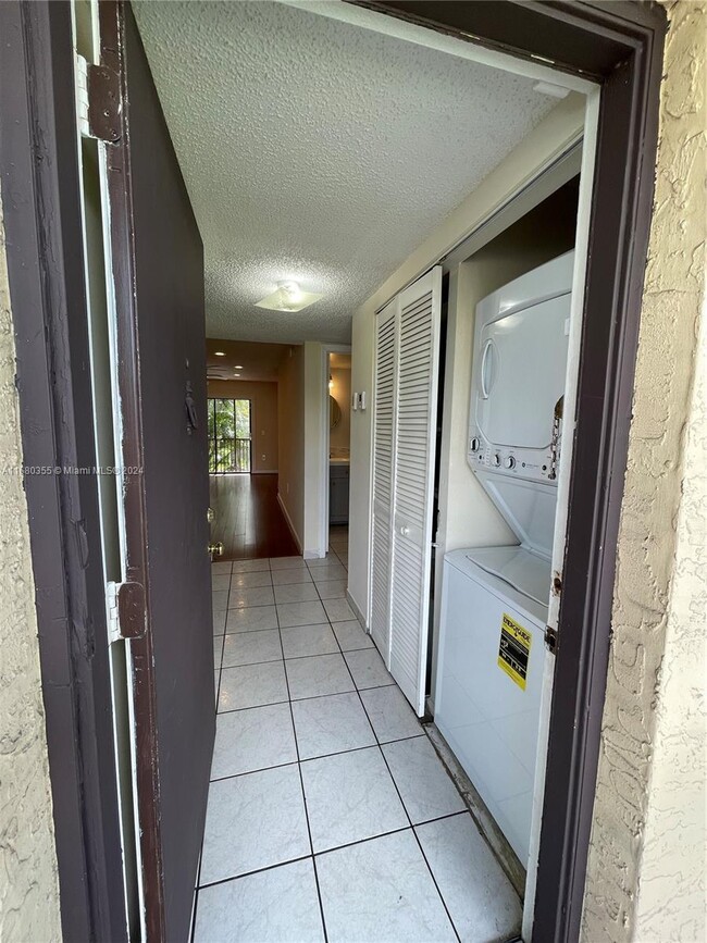 127 NW 93rd Ave, Unit 206 in Pembroke Pines, FL - Building Photo - Building Photo