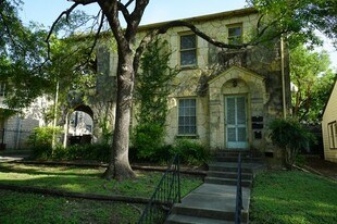 320 E Lullwood in San Antonio, TX - Building Photo