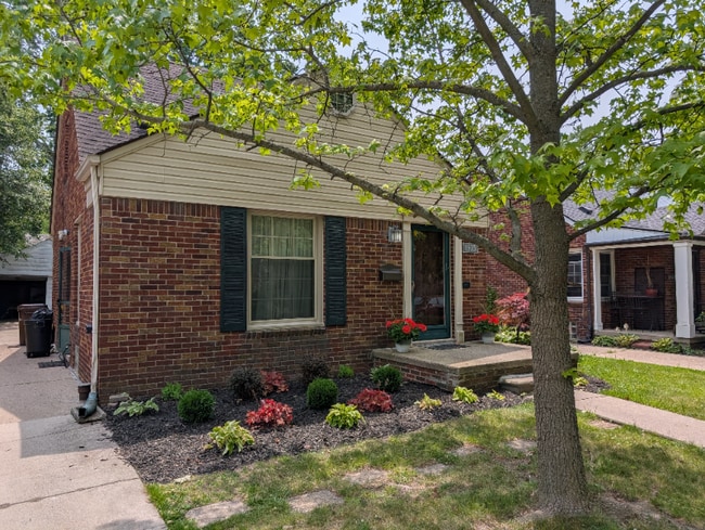1915 Oxford Rd in Grosse Pointe Woods, MI - Building Photo - Building Photo