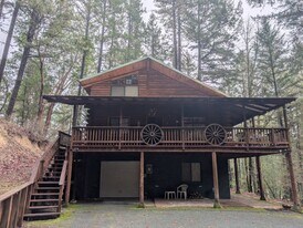 7312 E Evans Creek Rd in Rogue River, OR - Building Photo