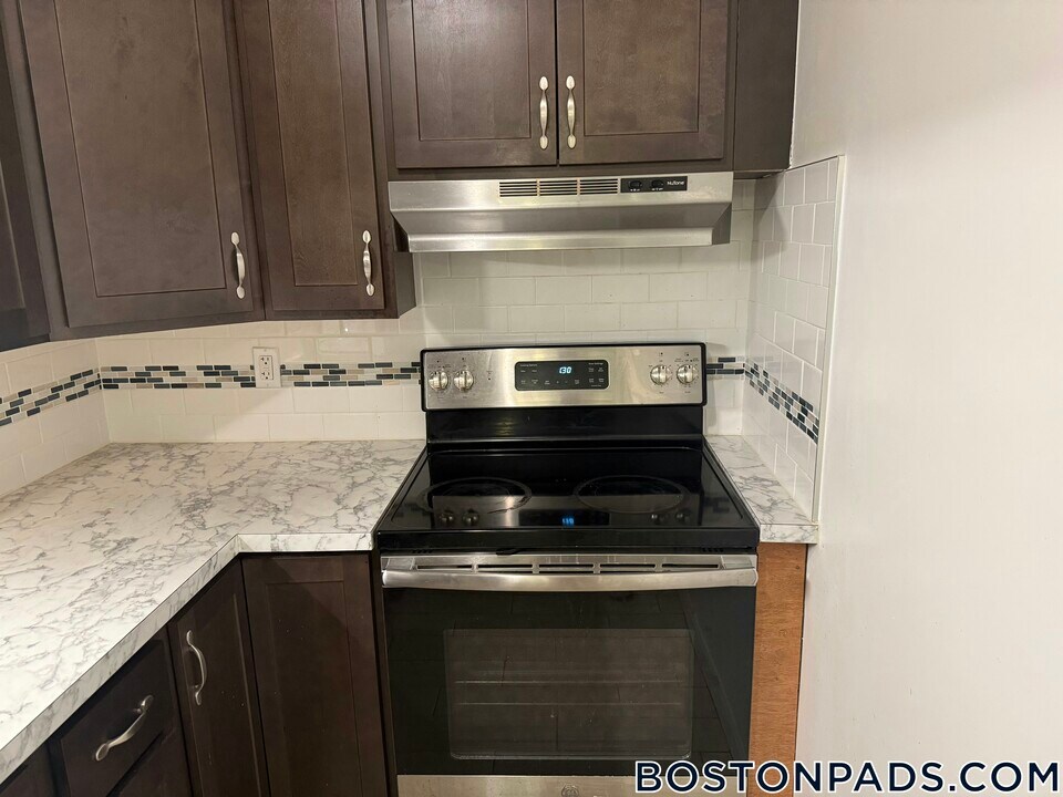 80 Gardner St in Boston, MA - Building Photo