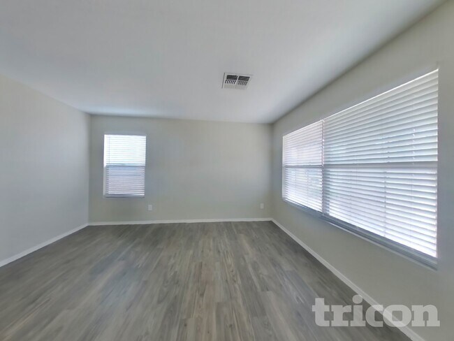 3326 W St Anne Ave in Phoenix, AZ - Foto de edificio - Building Photo