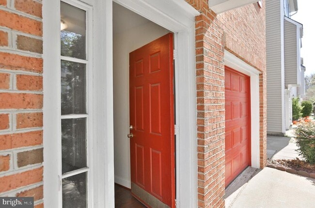 14214 Beddingfield Way in Centreville, VA - Foto de edificio - Building Photo