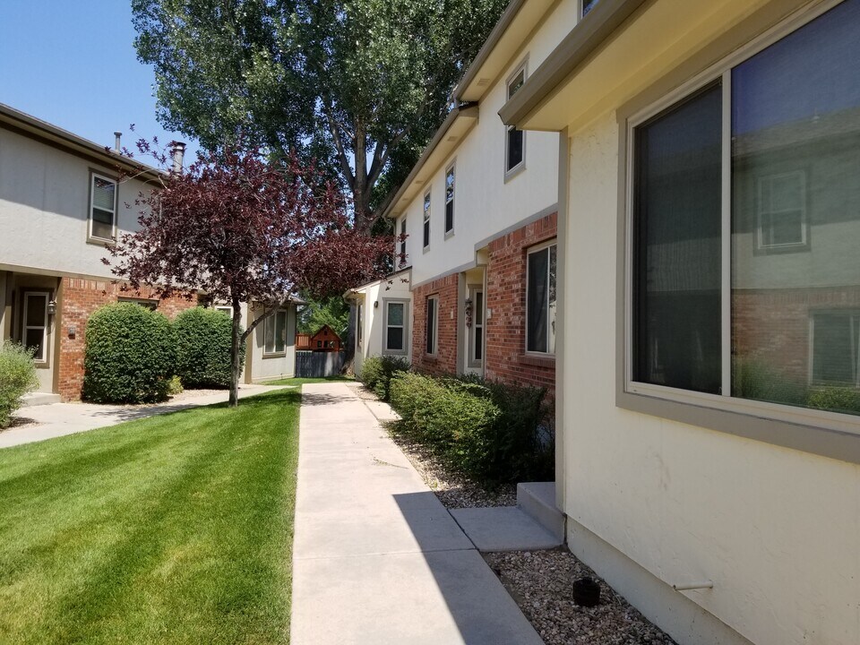 909 44th Avenue Ct in Greeley, CO - Foto de edificio