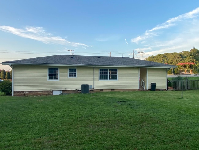 7209 Perry Creek Rd in Raleigh, NC - Foto de edificio - Building Photo