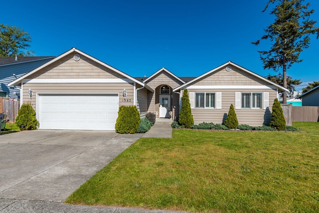 1382 Kathleen Dr in Oak Harbor, WA - Building Photo