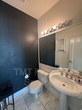 5093 N Laguna Dr in Sacramento, CA - Building Photo - Building Photo