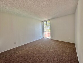 6924 Hyde Park Dr in San Diego, CA - Building Photo - Building Photo