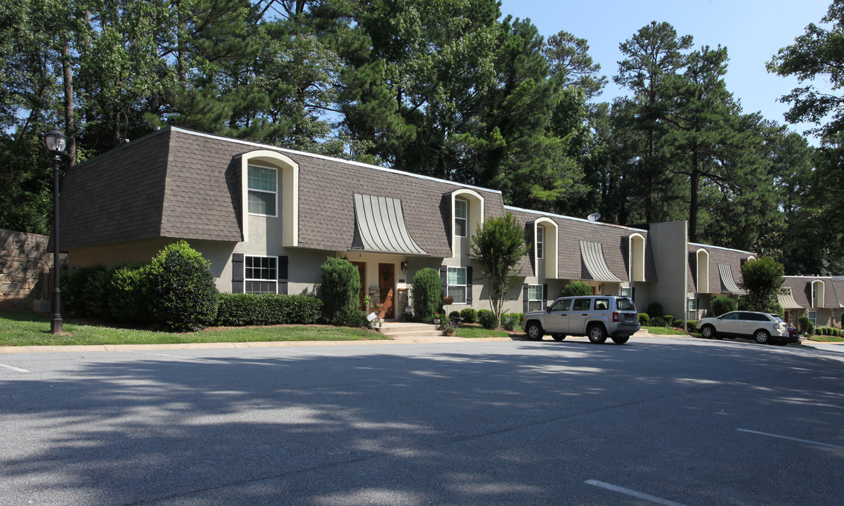 Chateau Dunwoody in Atlanta, GA - Building Photo