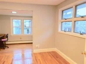 62 Woods Ave, Unit 2 in Somerville, MA - Foto de edificio - Building Photo