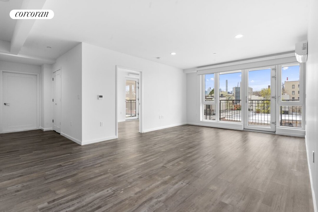 39-04 29th St in Queens, NY - Building Photo