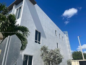 6415 NW 102nd Path in Doral, FL - Building Photo - Building Photo