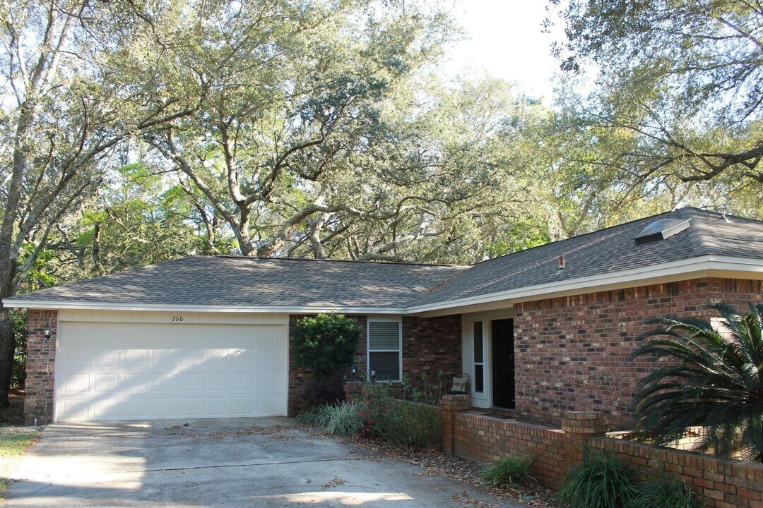 260 Dominica Cir W in Niceville, FL - Building Photo