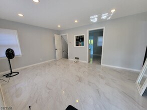 40 Surrey Ln in Clifton, NJ - Building Photo - Building Photo