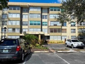 6700 Cypress Rd in Plantation, FL - Building Photo - Building Photo