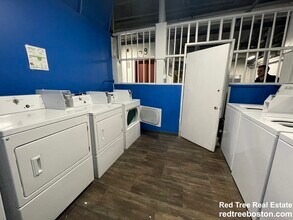 25 Park Dr, Unit 5 in Boston, MA - Foto de edificio - Building Photo