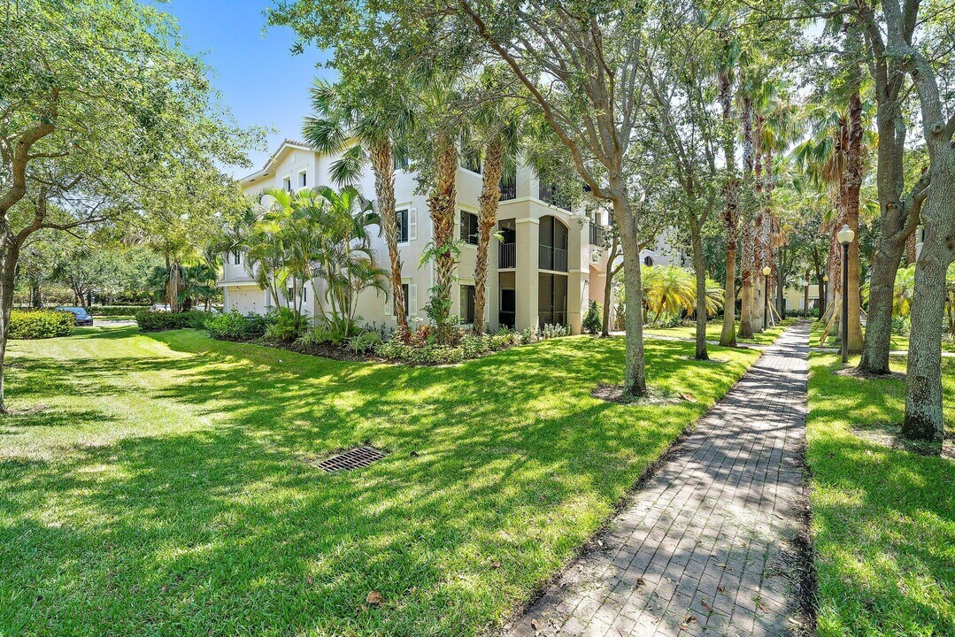 3023 Alcazar Pl in Palm Beach Gardens, FL - Foto de edificio