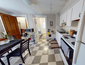 8A Forest St, Unit 2R in Cambridge, MA - Foto de edificio - Building Photo