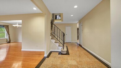 47 Carriage Rd in Roslyn, NY - Building Photo - Building Photo