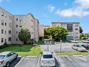 2840 Somerset Dr, Unit 216M in Lauderdale Lakes, FL - Building Photo - Building Photo