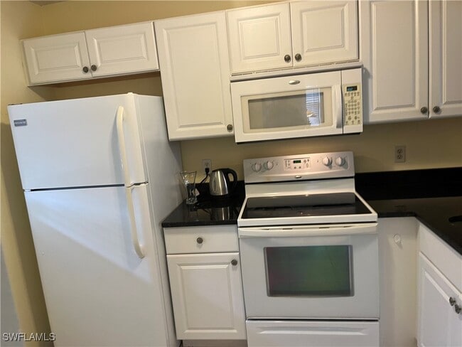 9261 Central Park Dr in Ft. Myers, FL - Building Photo - Building Photo