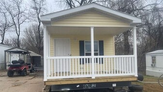 16 Eastview Dr in Bloomfield, IN - Building Photo