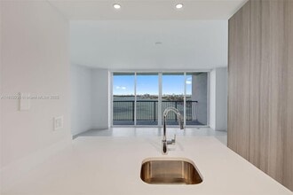 1756 N Bayshore Dr, Unit 27A in Miami, FL - Building Photo - Building Photo
