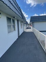 384 Saxony Trail in Delray Beach, FL - Building Photo