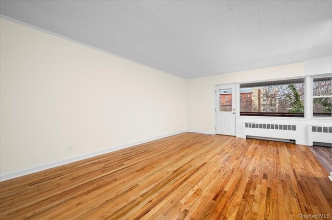 437 Pelham Rd in New Rochelle, NY - Building Photo - Building Photo