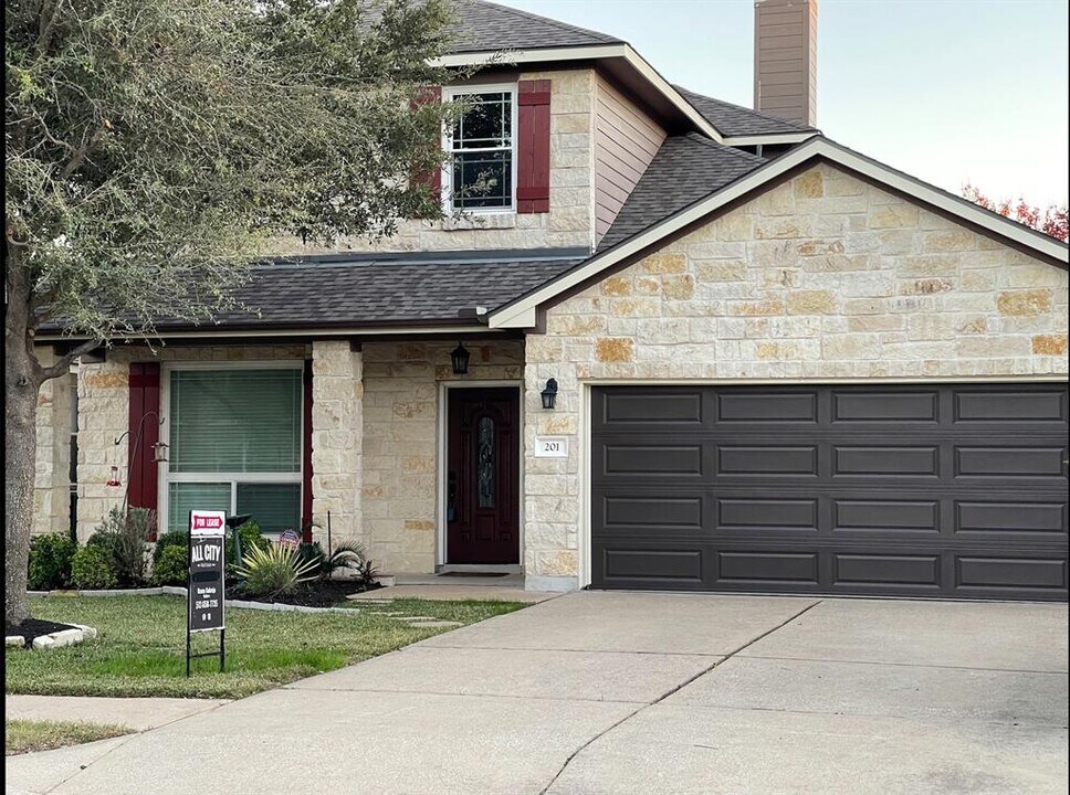 201 Arrowhead Trail in Cedar Park, TX - Building Photo
