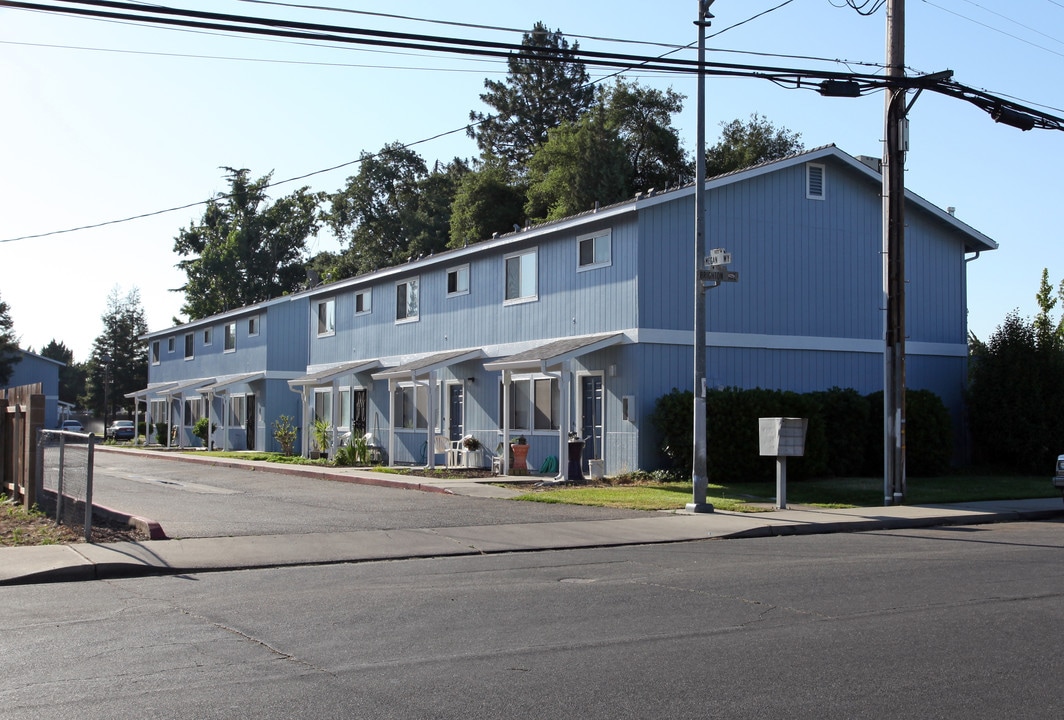 Hasley Apartment Complex in Modesto, CA - Building Photo