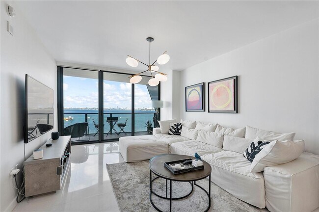460 NE 28th St, Unit 2103 in Miami, FL - Building Photo - Building Photo