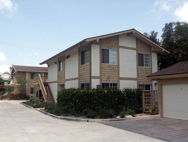 2417 Orange Ave in Costa Mesa, CA - Foto de edificio - Building Photo