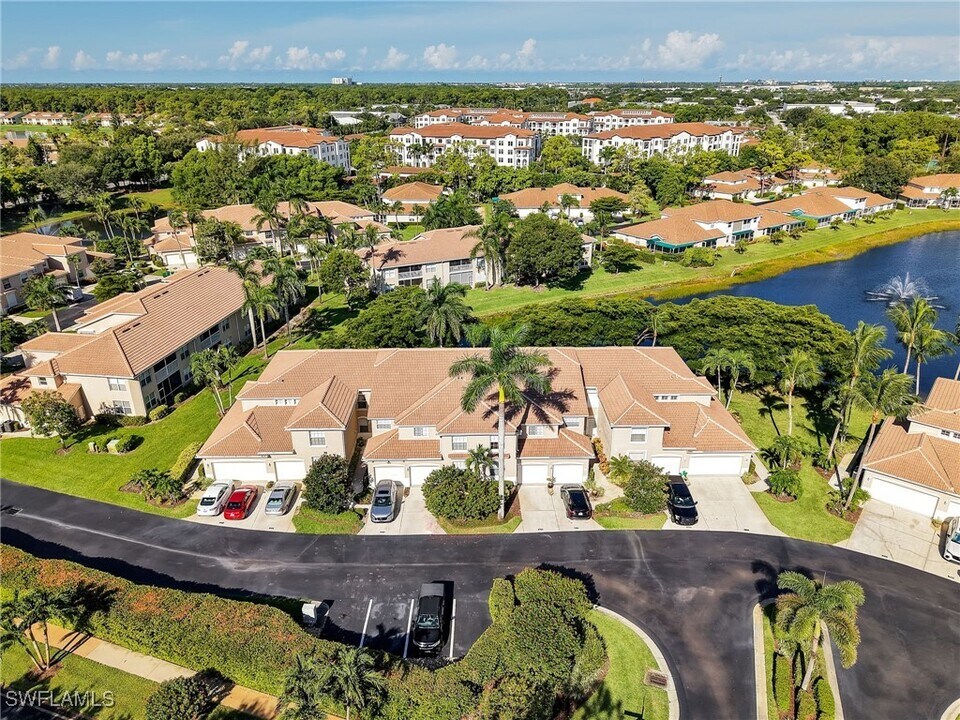 343 Dover Pl in Naples, FL - Building Photo