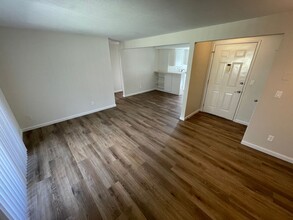 336 Whitesell St W in Monmouth, OR - Foto de edificio - Building Photo