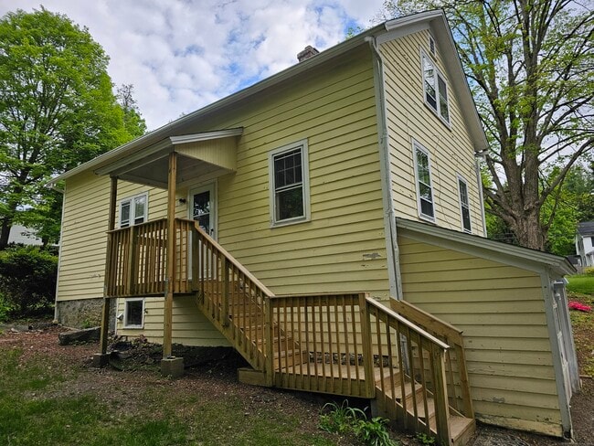 17 Pleasant St in Woodbury, CT - Building Photo - Building Photo