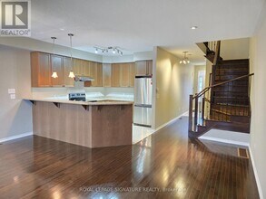 651 Farmstead Dr in Milton, ON - Building Photo - Building Photo